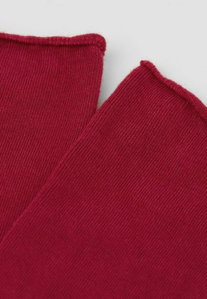 Tela roja con textura acanalada, con un acabado suave. Los bordes tienen un dobladillo limpio y cosido. Dos piezas que se superponen parcialmente.