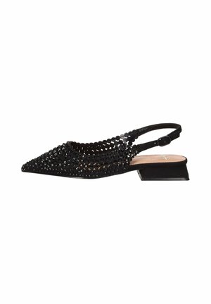 Scarpa slingback nera con punta appuntita e design intrecciato traforato, tacco basso a blocco e fibbia regolabile alla caviglia.