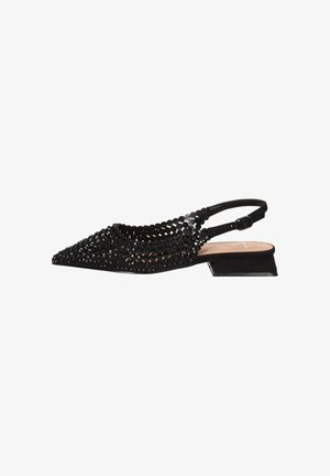 Scarpa slingback nera con punta appuntita e design intrecciato traforato, tacco basso a blocco e fibbia regolabile alla caviglia.