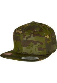 Căciulă snapback camuflată, cu diverse modele de verde și maro, confecționată din material, cu o vizieră plată și sistem de închidere ajustabil la spate.