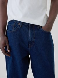 Mørkeblå denimjeans med avslappet passform, fem-lommers design, kobberbrodering og flat midje. Stoffsammensetningen har en glatt tekstur.