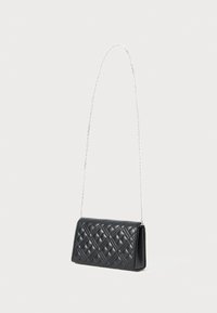 Borsa a tracolla in pelle trapuntata nera con una tracolla in argento, forma rettangolare e chiusura a pattina.