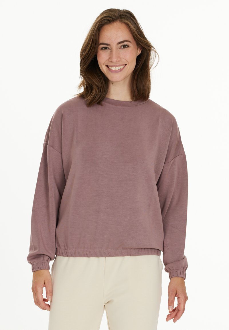 Lichtpaarse sweatshirt met een ronde hals, verlaagde schouders en gather bij de mouwen. Kenmerkt zich door een relaxed fit en een soepele textuur.