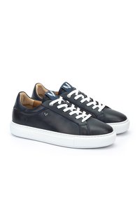 Heren sneakers van marineblauw leer met een witte rubberen zool, voorzien van witte veters, minimalistisch ontwerp en een subtiele logo-detail aan de zijkant.