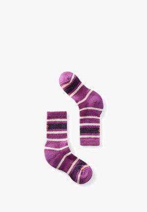 Lila gestreifte Socken aus einem weichen Material. Mit abwechselnd dunklen und hellen Streifen, gerundeter Zehenpartie und einem kleinen Logo im Design.