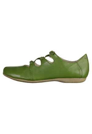 Chaussure en cuir vert avec un bout arrondi, trois découpes décoratives et une semelle plate. Texture lisse avec des accents minimaux.