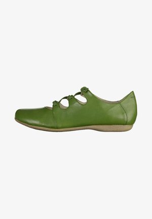 Chaussure en cuir vert avec un bout arrondi, trois découpes décoratives et une semelle plate. Texture lisse avec des accents minimaux.