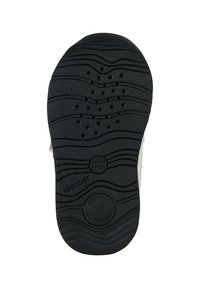 Suola di scarpa in gomma nera con un motivo a ondulazioni, caratterizzata da fori di ventilazione e dettagli di branding: "GEOX," "SOFTLY" e "FLEXY SYSTEM."
