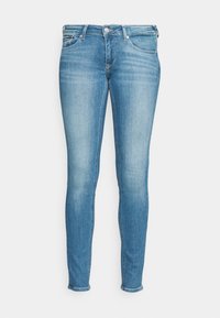 Uske jeans u svijetloplavom traperu, s glatkom teksturom, klasičnim dizajnom s pet džepova i zatvaranjem s patentnim zatvaračem i jednim dugmetom.