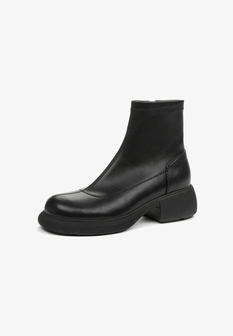 Sorte ankelstøvler lavet af glat læder med rund tå, lav hæl og enkle syninger langs sømmene.