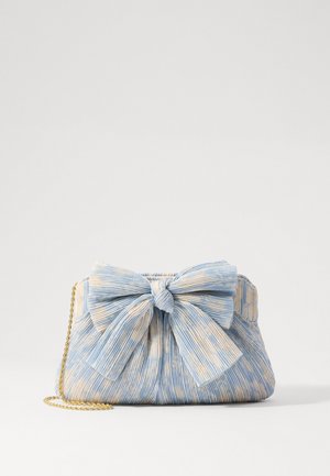 Sac à main à pliages en bleu clair et crème, avec un grand nœud sur le devant et une chaîne dorée.