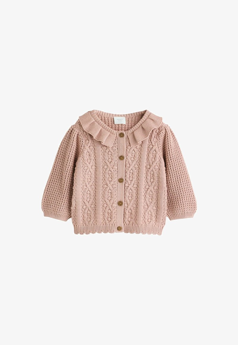 Cardigan bébé tricoté rose avec col à volants, motif torsadé sur le devant, boutons en bois et manches longues texturées.