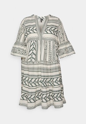 Kurzärmeliges, cremefarbenes Kleid mit grünem geometrischem Muster, V-Ausschnitt, tailliertem Schnitt und mehrlagigem Saum, hergestellt aus leichtem Stoff.