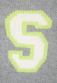 Grijze gebreide trui met een groot wit "5" omlijnd in neon groen. De stof heeft een zachte textuur met zichtbare stiksels.