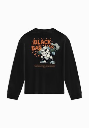 Zwart, lange mouwen katoenen shirt met een kleurrijke cartoonafbeelding van een panda met een wapen. Tekst: "BLACK BANANAS."