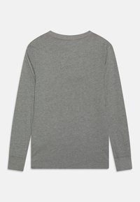 Šedá dlouhá rukávová košile vyrobená z měkké látky, s kulatým výstřihem, rovnými okraji a jednoduchým designem bez vzorů nebo ozdob.