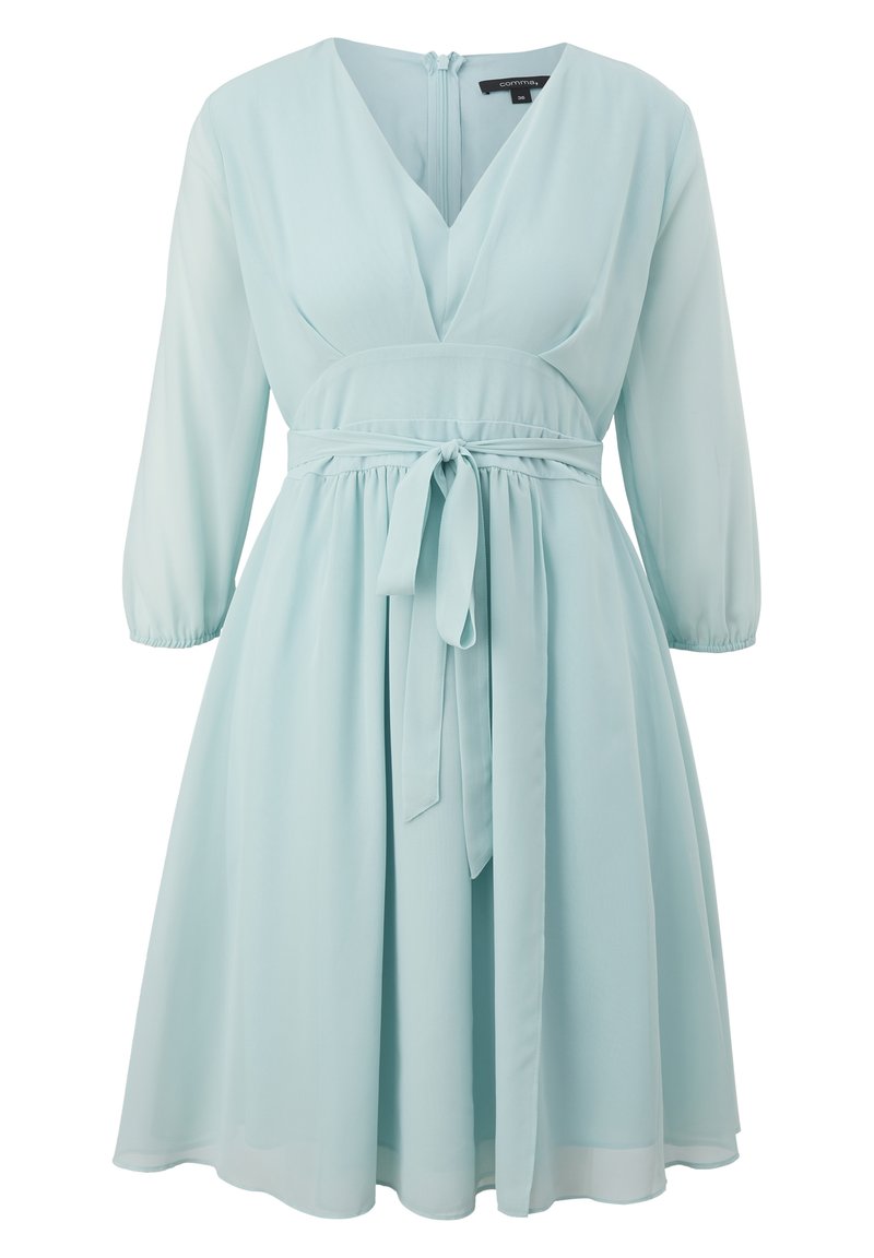Himmelblaues, knielanges Kleid aus weichem, fließendem Stoff. Verfügt über ein Wickeldesign, Dreiviertelärmel und einen Bindegürtel.