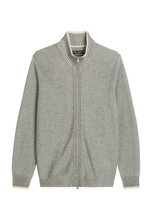 Cardigan en tricot gris avec un col montant, texture côtelée, fermeture éclair entière et accents de couleur crème au niveau du col et des poignets.