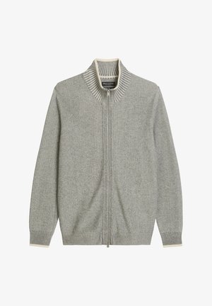 Sivkast niževan kardigan z visokim ovratnikom, rebrasto teksturo, poln zadrgo in kremnimi odtenki na ovratniku ter manšetah.