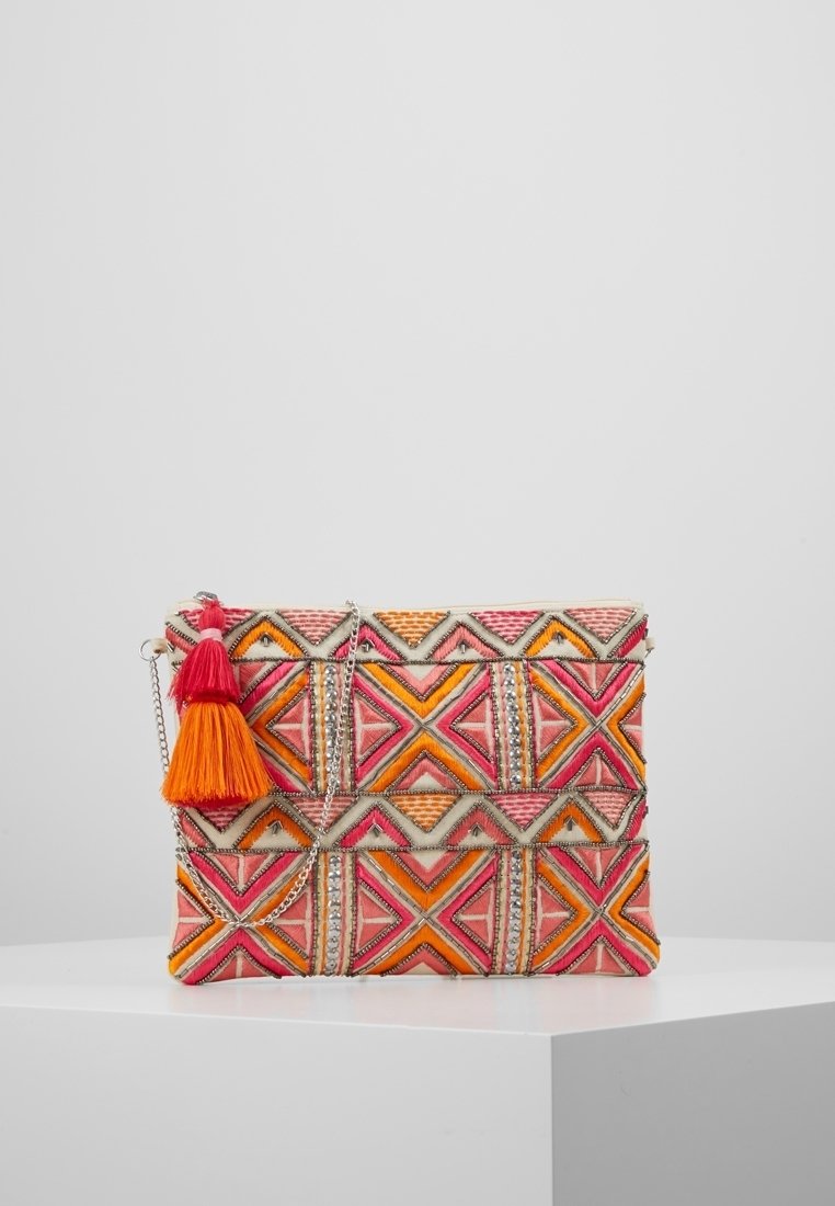 Pochette brodée colorée avec des motifs géométriques en rose, orange et jaune, ornée d'un pompon rouge et orange et équipée d'une bandoulière en chaîne argentée.