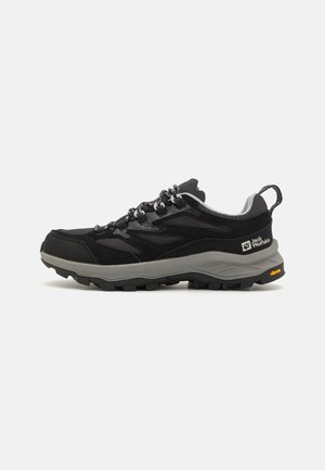 Schwarzer Wanderschuh mit Obermaterial aus Mesh und Wildleder, grauen Akzenten, strukturiertem Außensohle und reflektierenden Details. Verfügt über ein schnelles Schnürsystem und Branding.