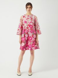Blommig broderad klänning med rosa bas, genomskinliga ärmar och A-linjefasong. Har livfulla blommor i olika nyanser av rosa och lila.