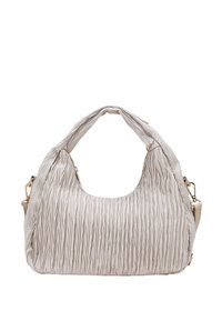 Bolso de mano color beige claro con textura recogida, forma semicircular, asa corta y acentos de metal en tono dorado. Diseño compacto.
