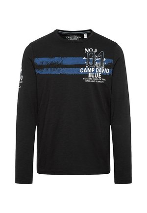 Camiseta negra de manga larga hecha de algodón, con rayas horizontales azules y texto blanco. Cuello redondo y corte casual.