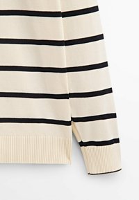 Beige Pullover mit horizontalen schwarzen Streifen. Gerippte Bündchen und Saum. Weiche Stricktextur. Enthält drei feine Linien in Hellblau zwischen den dunklen Streifen.