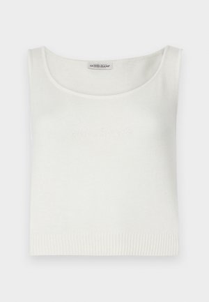 Hvid ærmeløs top lavet af strikstof med en rundet halsudskæring og ribbet kant. Har et præget "GUESS JEANS" logo på forsiden.