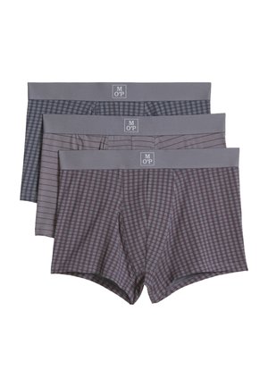 Tre paia di boxer grigi con diversi motivi a quadri e a righe, ciascuno con una larga fascia grigia in vita con un logo bianco.