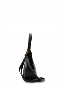 Borsa a spalla in pelle nera con forma affusolata, dettagli in hardware dorato e tracolla regolabile, caratterizzata da una texture liscia.