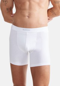 Witte katoen boxers met een naadloos ontwerp en een zachte elastische tailleband met het "SLOGGI"-logo in lichtgrijs. Glad textuur met een aansluitende pasvorm.