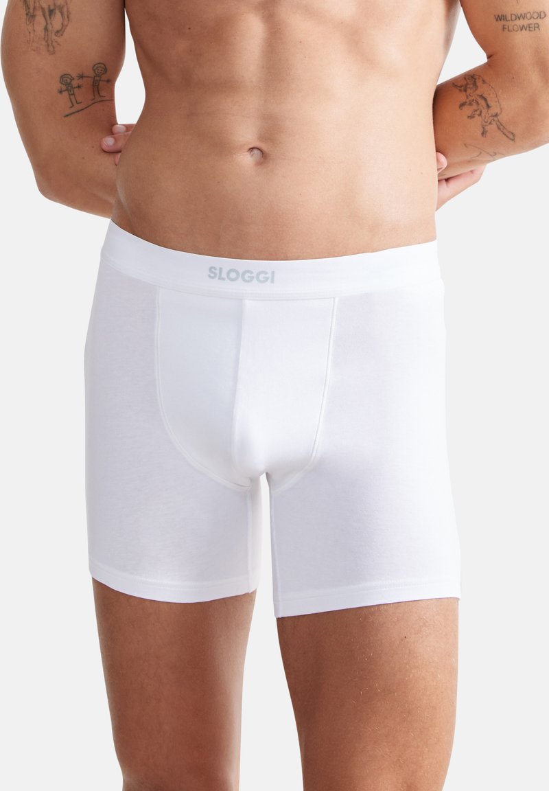Witte katoen boxers met een naadloos ontwerp en een zachte elastische tailleband met het "SLOGGI"-logo in lichtgrijs. Glad textuur met een aansluitende pasvorm.