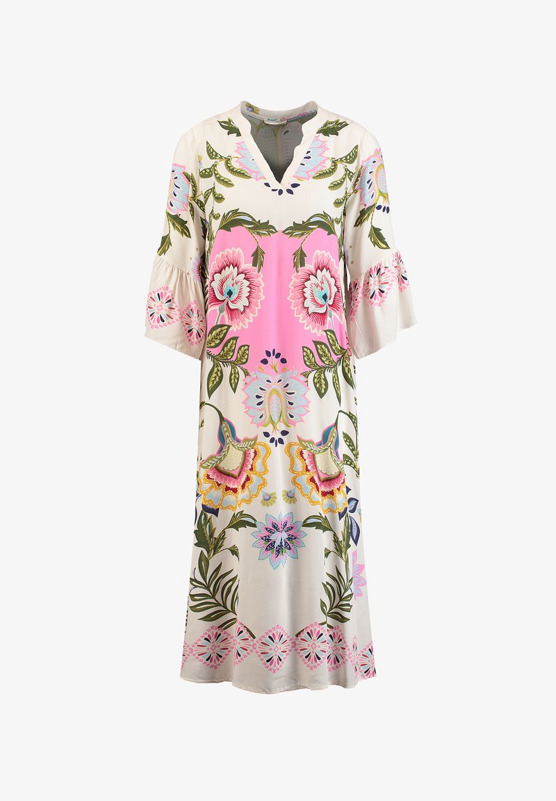 Lange bloemenjurk met roze, groene en gele bloemenprints, driekwart wijde mouwen en een V-hals op een crèmekleurige achtergrond.