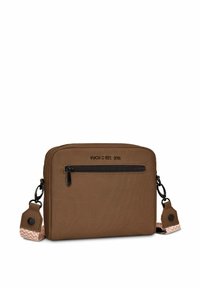 Braune Stoff-Crossbody-Tasche mit einer Reißverschlusstasche an der Vorderseite, schwarzen Beschlägen und einem gewebten verstellbaren Gurt mit Akzenten. Logo auf der Vorderseite bedruckt.