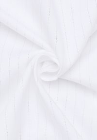Witte stof met een subtiele herringbone textuur, voorzien van dunne verticale streepjes in een lichtere tint. Glad en licht glanzend.