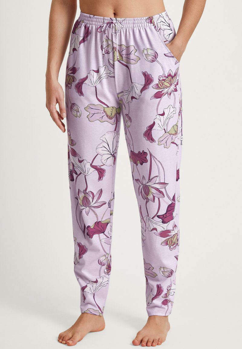 Lichtpaarse pyjamabroek met een bloemenpatroon in roze en groen. Voorzien van een elastische tailleband en zijzakken. Zacht materiaal met een relaxte pasvorm.