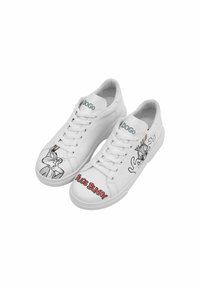Weiße Sneakers mit Bugs Bunny Grafiken; der linke Schuh zeigt das Cartoon-Gesicht, der rechte hat den Text "Bugs Bunny" in Rot. Glattes Material, Schnürdesign.
