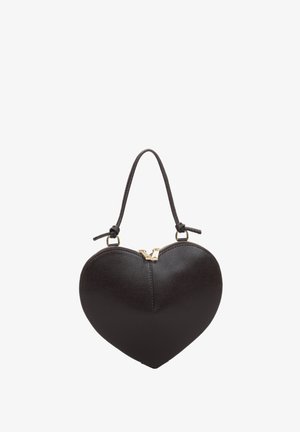 Crna torba u obliku srca od teksturiranog materijala, s gornjim zatvaračem na patentni zatvarač i kratkom drškom s ukrasnim čvorovima.