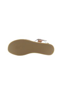 Hnědá gumová podrážka sandálu s texturovaným povrchem a jednoduchým designem. Horní část obsahuje pásek s kovovou sponou.