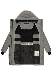Graue Daunenjacke mit gequilteter Außenseite, schwarzer Innenverkleidung, mehreren Taschen und kontrastierenden weißen Akzenten. Verfügt über eine große Kapuze und Verschlüsse.