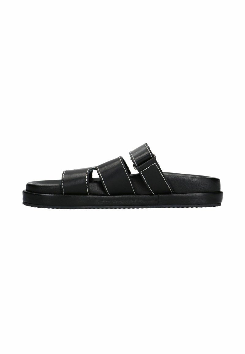 Zwarte leren sandalen met twee horizontale banden, een enkele teenopening en een platte zool; heeft contrasterende witte stiksels.