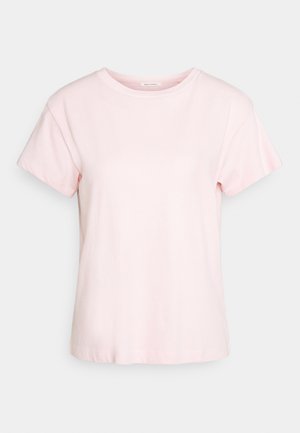 Lyserød T-shirt med korte ærmer og rund halsudskæring, med en lige kant forneden, vist på en ensfarvet lys grå baggrund.