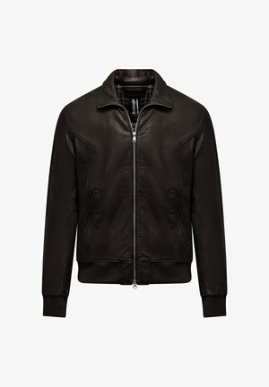 Czarna skórzana kurtka z wyprofilowanym kołnierzem, zapięciem na zamek i elastycznymi mankietami. Dwie boczne kieszenie oraz subtelne detale przyszycia.