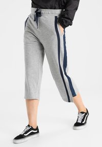 Urban Classics - LADIES TAPED TERRY CULOTTE - Pantalones deportivos - grey/navy Imagen en miniatura 1