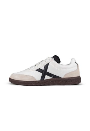 Sneaker in pelle bianca con accenti in pelle nera e punta in suede beige. Suola in gomma con motivo marrone strutturato. Design con lacci sulla parte anteriore.