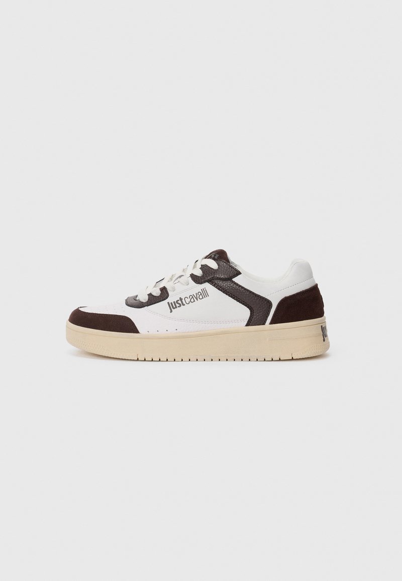 Hvit sneaker med brune semsket skinn- og lærdetaljer. Har en tykk kremfarget såle, rund tå og snøring. "justcavalli"-logoen er synlig.