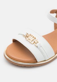 Thumbnail Image 6
