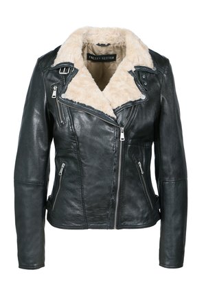 Zwarte leren motorjack met een crèmekleurige nepbont kraag; heeft ritsen en een getailleerd ontwerp; gladde textuur met een strakke afwerking.